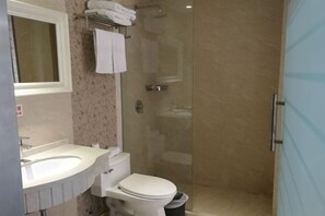 Ein Badezimmer mit Waschbecken, Toilette und einer Duschkabine.