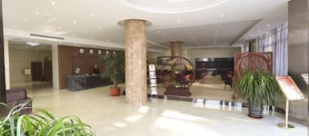 Jinqiao Holiday Business Hotel