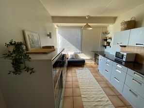 Kaupunkihuoneisto | Yksityinen keittiö | Täysikokoinen jääkaappi, mikroaaltouuni, uuni, liesi