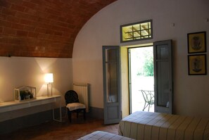2 bedrooms, travel crib, free WiFi