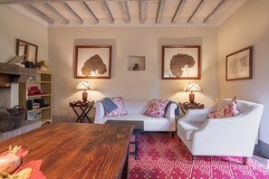 Fernseher, Kamin, Stereoanlage