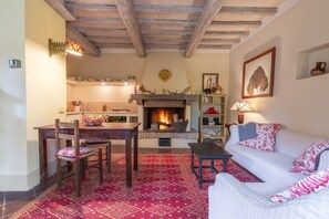 TV, fireplace, stereo