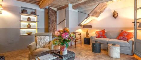 Télévision, cheminée, chaîne hi-fi