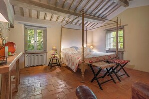 3 habitaciones, tabla de planchar con plancha y cuna de viaje 