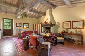Fireplace, stereo - Country House / Farm House in Vivo D'orcia with 2 bedrooms sleeps 4 (Vivo D'orcia)