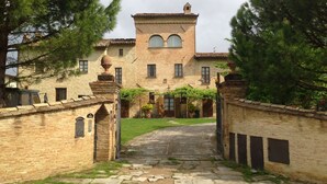 A traditional stone building with a central courtyard, featuring a brick pathway leading to the entrance. - Villa in Città Di Castello with 10 bedrooms sleeps 27 (Città Di Castello)