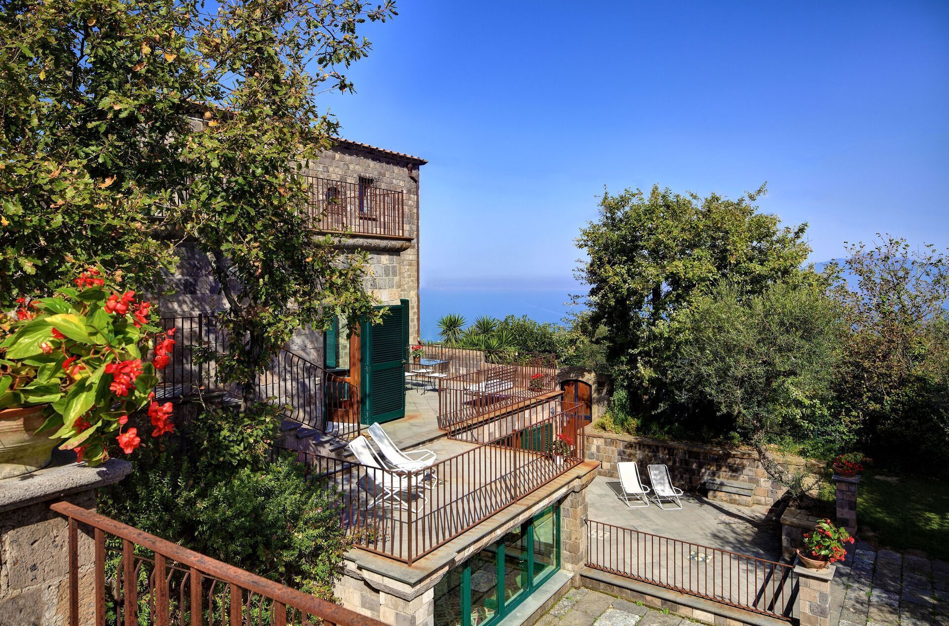 Ein Steinhaus mit einem Balkon, der einen schönen Ausblick bietet.