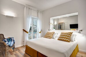 3 habitaciones, tabla de planchar con plancha y cuna de viaje 