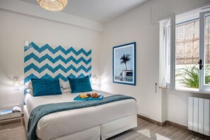 1 chambre, fer et planche à repasser, lit de bébé portatif