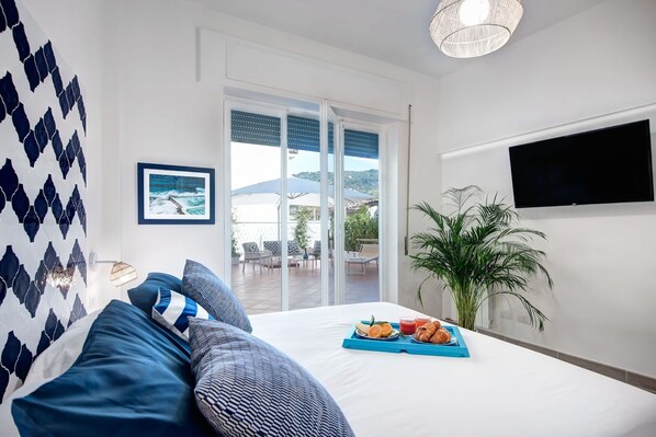 1 chambre, fer et planche à repasser, lit de bébé portatif