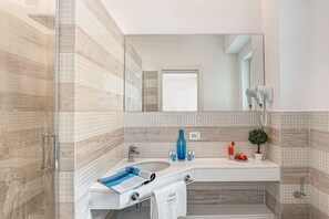 Doccia, asciugacapelli, bidet, asciugamani