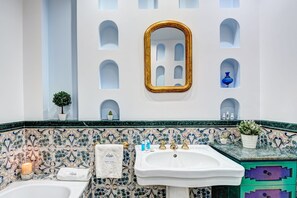 Bathtub, hair dryer, bidet, towels - Apartment in Sorrento with 2 bedrooms sleeps 6 (Sorrento)