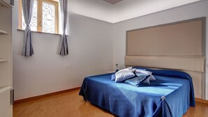Une chambre à coucher avec un lit, des rideaux et une fenêtre.