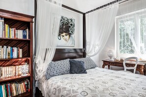 2 chambres, fer et planche à repasser, lit de bébé portatif