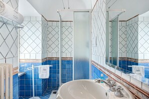 Bruser, hårtørrer, bidet, håndklæder