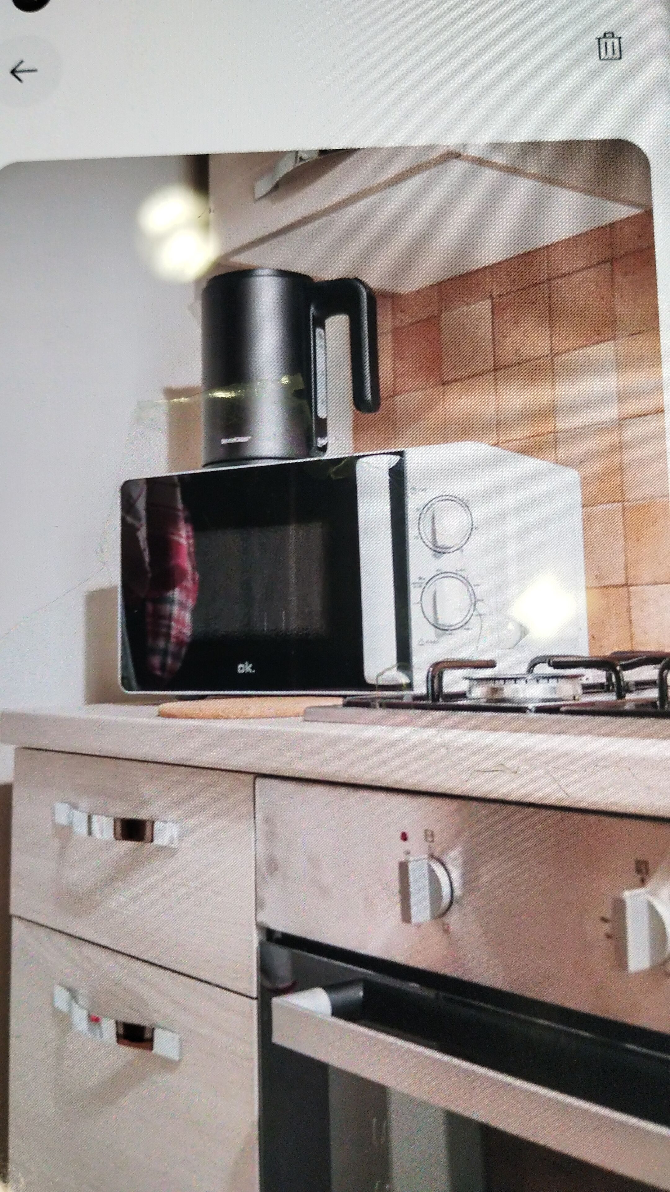 Réfrigérateur, four à micro-ondes, un four, surface de cuisson