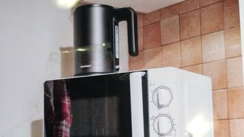 Réfrigérateur, four à micro-ondes, un four, surface de cuisson