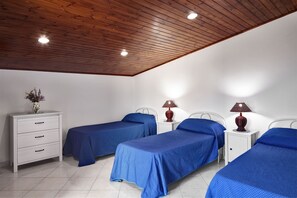 A bedroom with two single beds, a white dresser with drawers, and a wooden ceiling. - Villa in Massa Lubrense with 3 bedrooms sleeps 7 (Massa Lubrense)