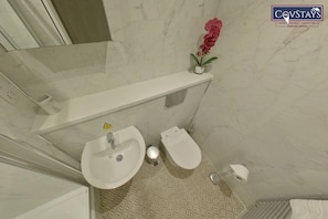 Bathtub, towels, soap, shampoo