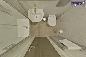 Bathtub, towels, soap, shampoo