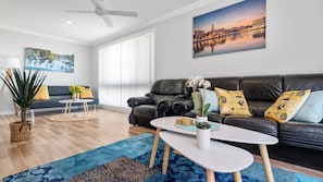 Una Smart TV, una chimenea