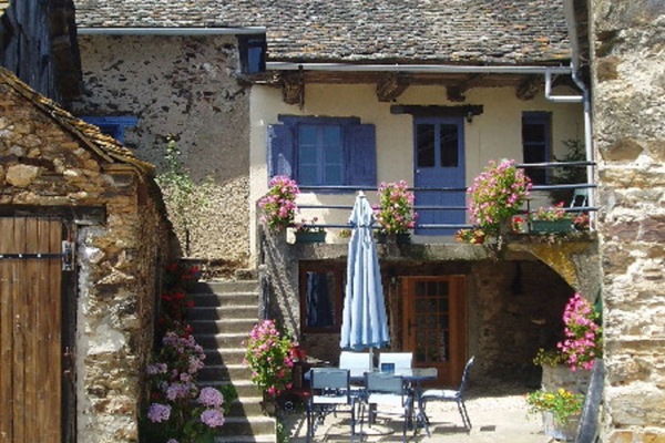 Coquelicot gite patio with room for all to eat together