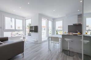 Un apartamento moderno con cocina, comedor y sala de estar.