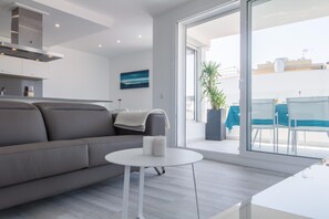 TV - 3-bedroom apartment with sea views, communal jacuzzi, next to the beach and close to the town center (Roses)