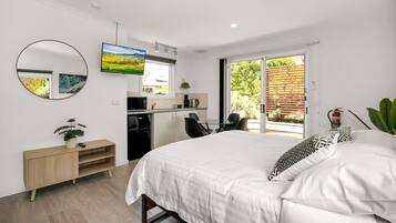 6 bedrooms, iron/ironing board, travel crib, internet