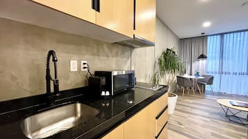 Departamento superior | Cocina privada | Microondas, parrilla de estufa, tetera eléctrica y tostadora
