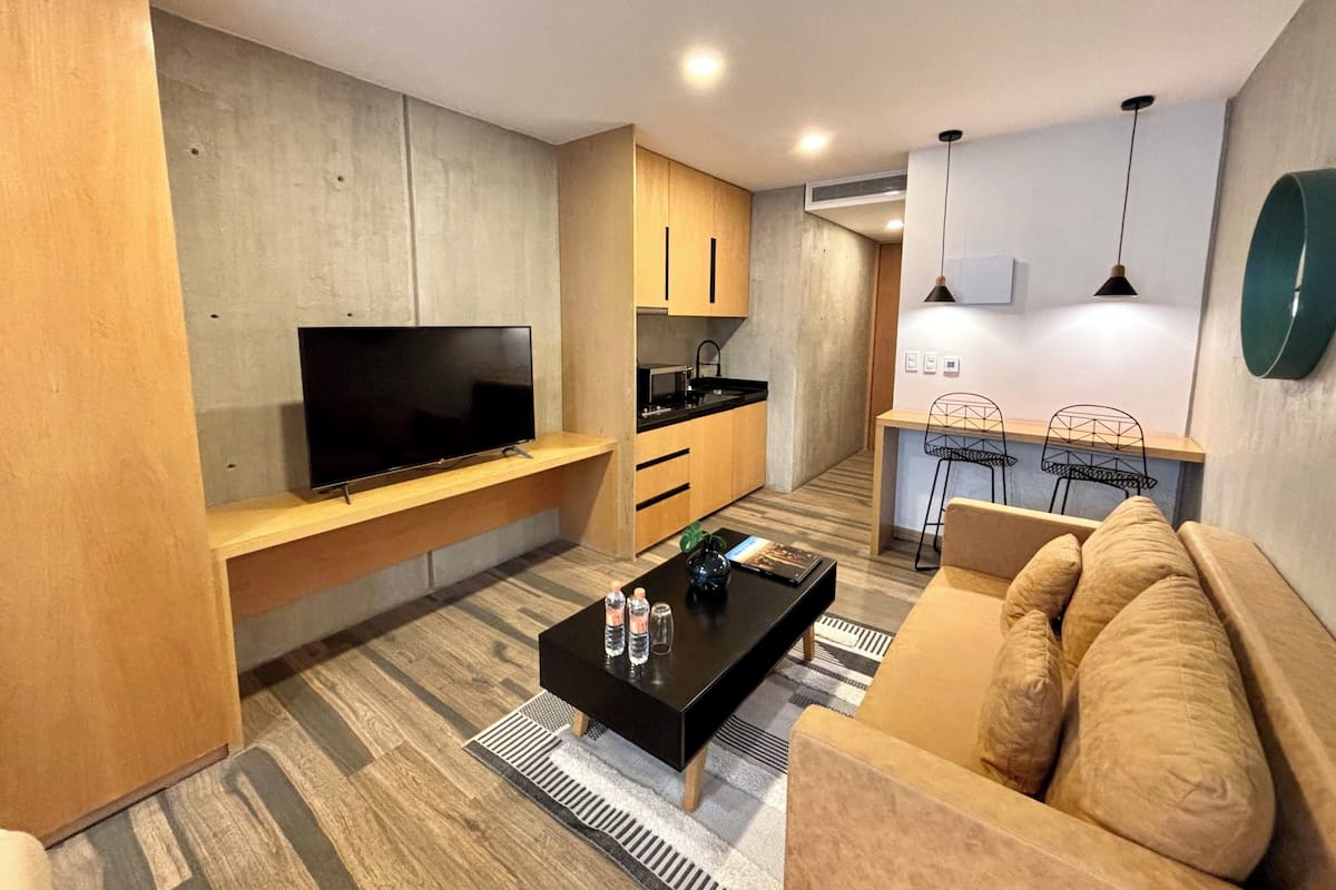 Appartement | Woonruimte | Een 55-inch smart-tv met digitale zenders en een televisie