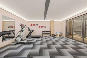 A gym with treadmills, stationary bikes, and dumbbells. - Xinzhiyuan Yue Hotel (Hefei South Station Luogang Central Park) (Hefei)