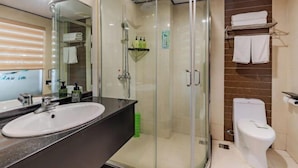 A modern bathroom with a glass-enclosed shower, a white sink, and a toilet. - Xinzhiyuan Yue Hotel (Hefei South Station Luogang Central Park) (Hefei)