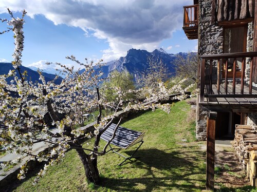 Chalet tout confort avec sauna et poêle à bois au cœur du hameau des Mélèzes
