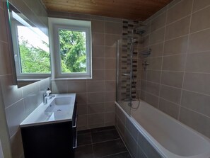 Kylpyamme, hiustenkuivaaja, pyyhkeet, vessapaperi