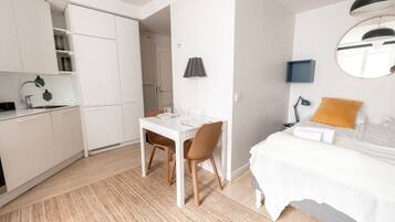 Comfort Studio | Iron/ironing board, cribs/infant beds, free WiFi, bed sheets