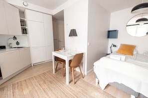 Comfort Studio | Iron/ironing board, cribs/infant beds, free WiFi, bed sheets