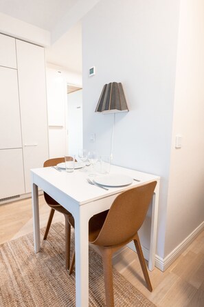 Comfort Studio | In-room dining - 2ndhomes Cozy Studio in Bulevardi (Helsinki)
