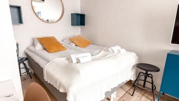 Comfort Studio | Iron/ironing board, cribs/infant beds, free WiFi, bed sheets