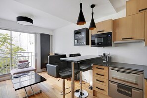 Réfrigérateur, micro-ondes, four, plaque de cuisson