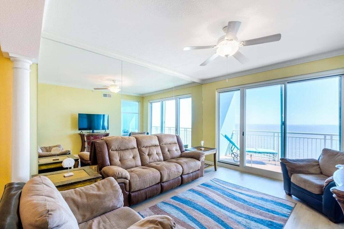 Appartamento, letti multipli, vista oceano (Legacy Tower II Unit 0903 Deluxe) | Area soggiorno | TV a schermo piatto 42 pollici con canali digitali