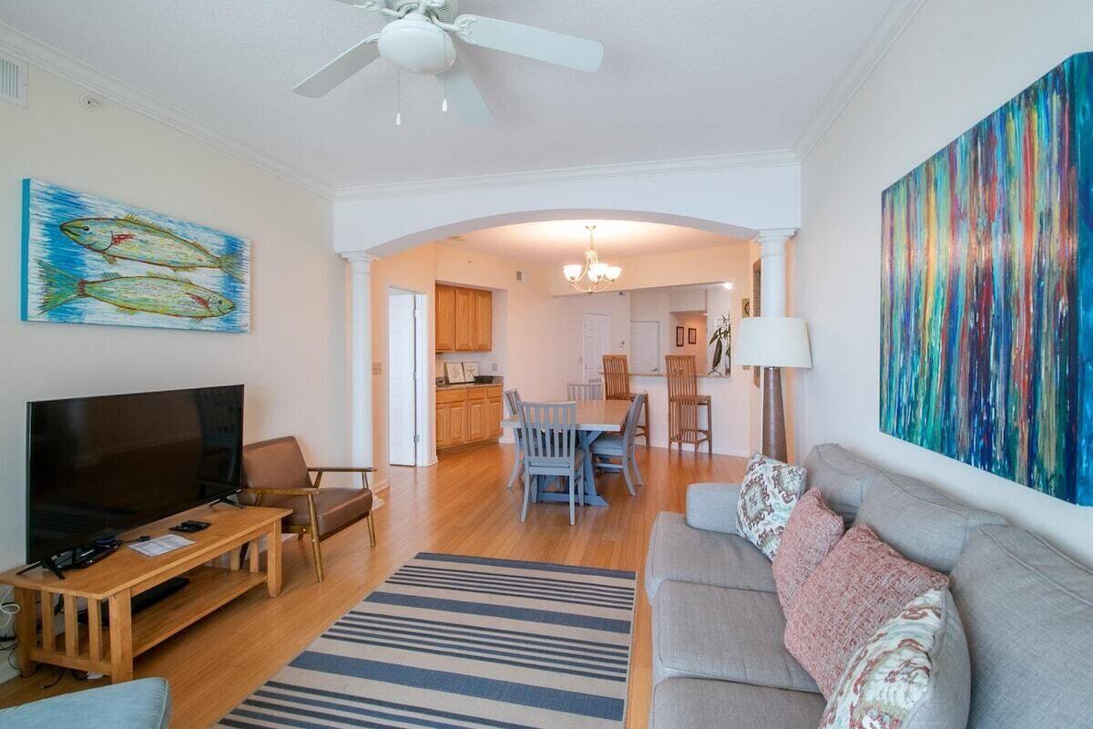 Condo, várias camas, vista para o oceano (Legacy Tower II Unit 1302 Deluxe) | Área de estar | TV de tela plana 42 polegadas com canais digitais