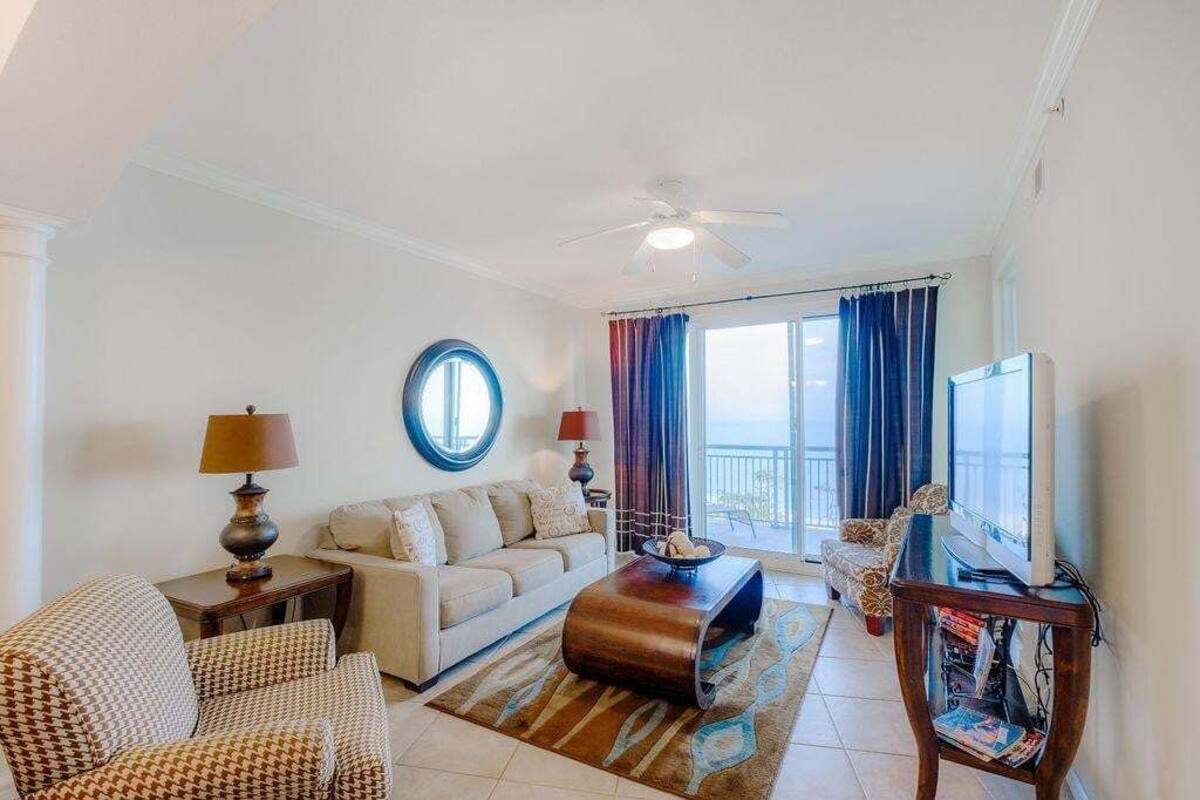 Appartamento, letti multipli, vista oceano (Legacy Tower II Unit 0603 Deluxe) | Area soggiorno | TV a schermo piatto 42 pollici con canali digitali