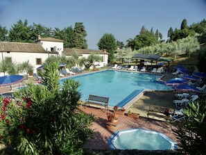 Piscina externa sazonal, guarda-sóis, espreguiçadeiras