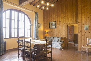 32-Zoll-Flachbildfernseher mit Satellitenempfang, Fernseher