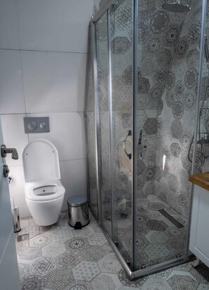 Gratis toalettartiklar, hårtork, tofflor och handdukar