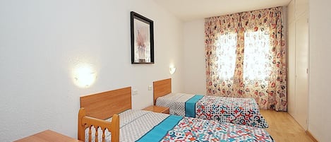 1 slaapkamer, een strijkplank/strijkijzer, wifi