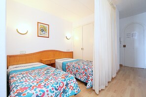 1 soverom og strykejern/-brett