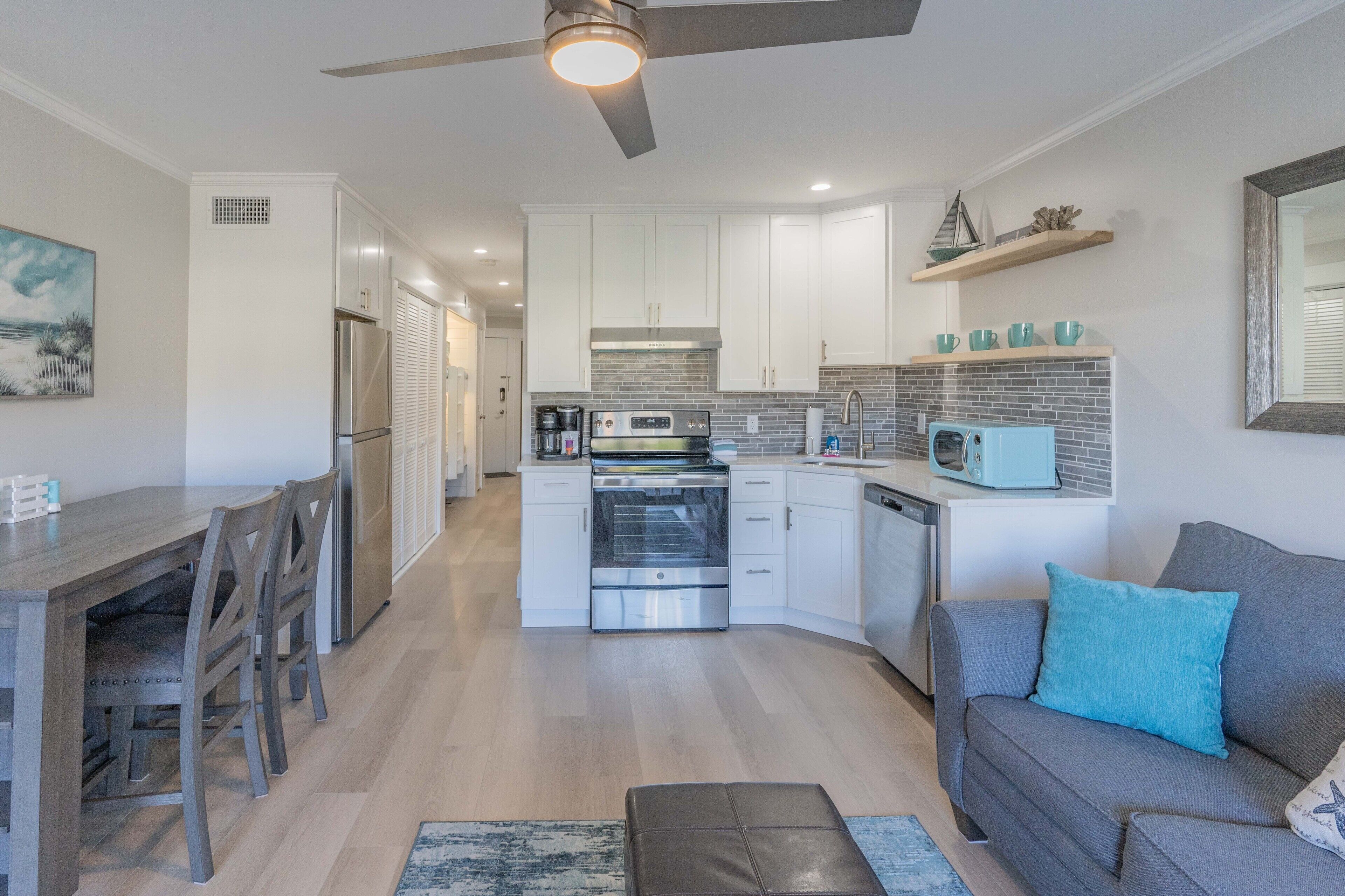 Frigorifero, microonde, forno, piano cottura