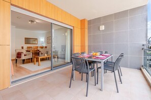 Outdoor dining - Olhão Beach Apartment (Olhão)